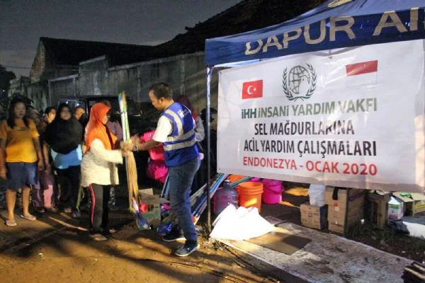 Endonezyalı sel mağdurlarına acil yardım