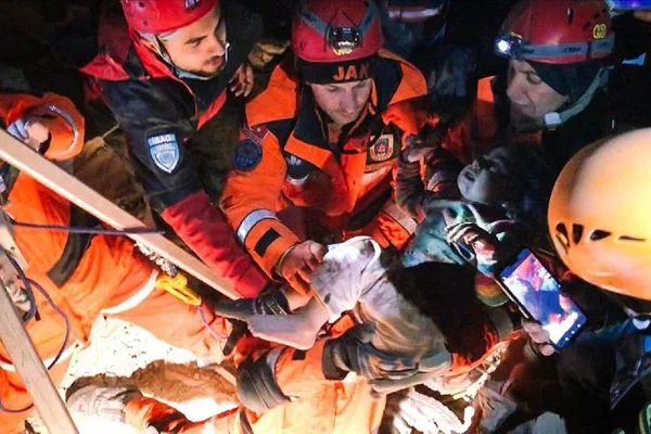 Enkazlarda yürüttükleri titiz çalışmalarla yaralıları hayata bağladılar