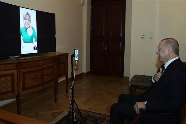Erdoğan, bilgi yarışmasına katılan konuşma engelli Gülsüm ile görüştü