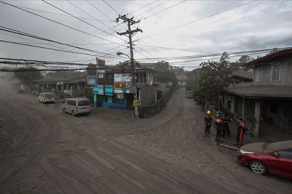 Filipinler'de Taal Yanardağı'nın bulunduğu ada yerleşime kapatılacak
