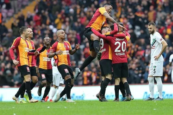 Galatasaray ikinci yarıya galibiyetle başladı