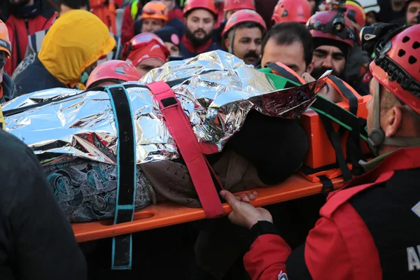 Görevlilerle konuşan ''Azize'' ve ''Hatun teyze'' enkazdan çıkarıldı
