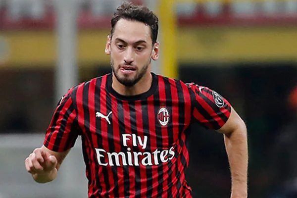 Hakan Çalhanoğlu İtalya'da manşetlerde: Milan'da Türk işi