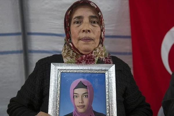 HDP binası önünde bekleyiş sürüyor: Yavrularımızı istiyoruz