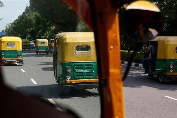 Hindistan'da otobüs ile 'tuk tuk' çarpıştı: 27 ölü