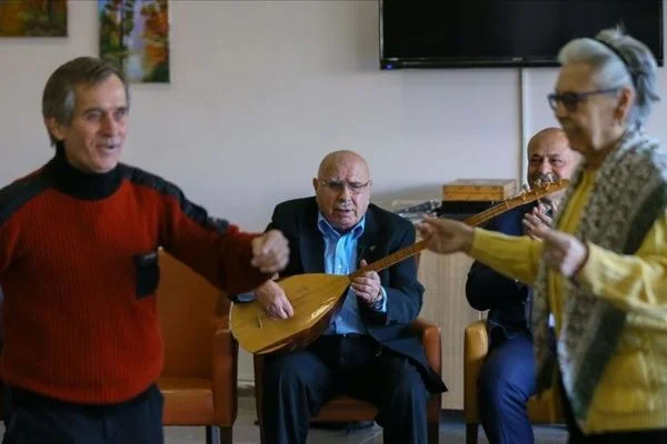 Huzurevinde kalan sanatçı Rıza Konyalı türkülerini arkadaşları için söylüyor