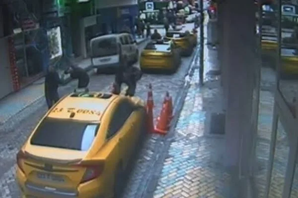 İkinci kattan taksinin üzerine düştü