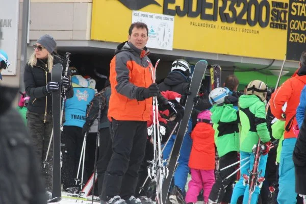 İmamoğlu'ndan tatil eleştirilerine yanıt: Kayak yapmak zil takıp oynamak değil