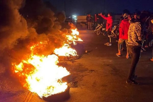 Irak'ta göstericiler yolları trafiğe kapatmaya devam ediyor