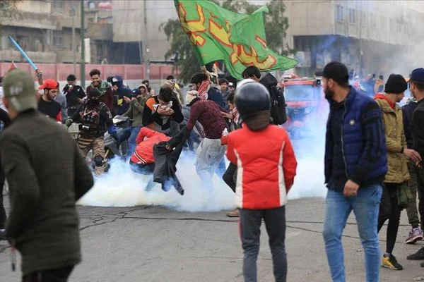 Irak'ta hükümet karşıtı göstericiler müdahalelere rağmen meydanları boşaltmıyor