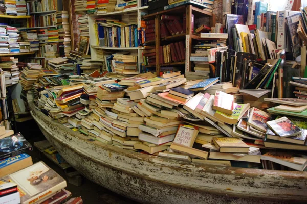 İran'da Türkçe kitap basan yayınevi kapatıldı, sahibi hapse atıldı
