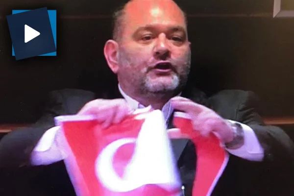 Irkçı Yunan milletvekili Türk bayrağını yırttı