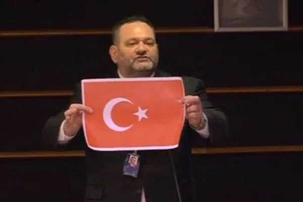 Irkçı Yunan vekil için harekete geçildi