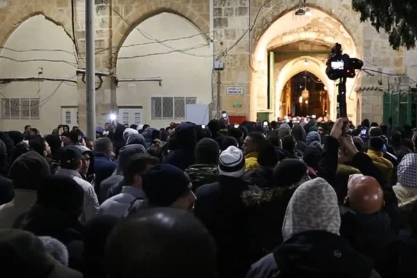İsrail polisi Mescid-i Aksa'da cemaate saldırdı