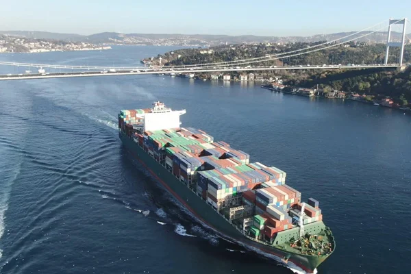 İstanbul Boğazı gemi geçişlerine kapatıldı