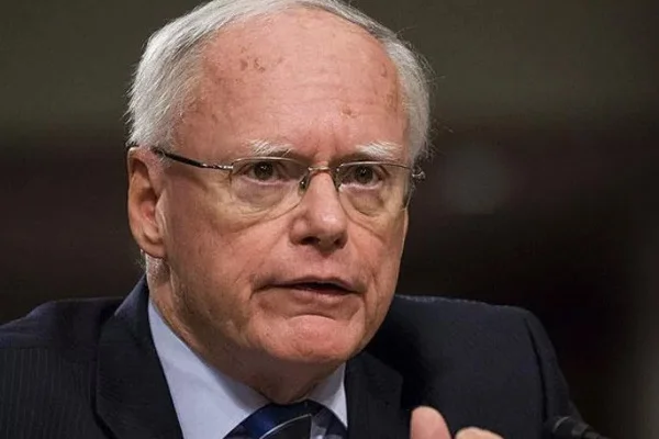 James Jeffrey havalimanında telefonla konuşurken yakalandı