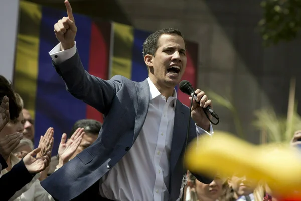 Juan Guaido Venezuela'dan çıkış yasağına rağmen Kolombiya'ya gitti