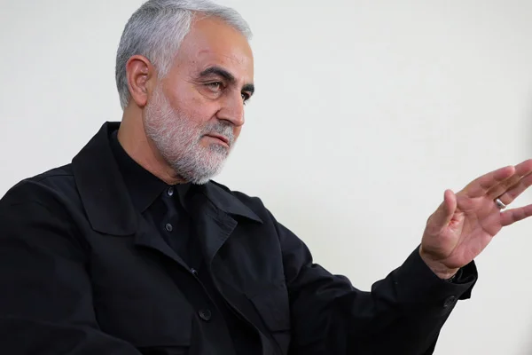 Kasım Süleymani'nin yanındaki İranlı subaylar