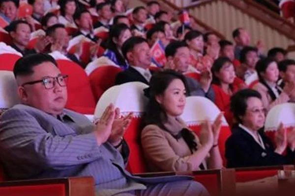 Kim Jong-un'un halası 6 yıl sonra ortaya çıktı: Eşinin ölüm emrini veren yeğeniyle yan yana oturdu