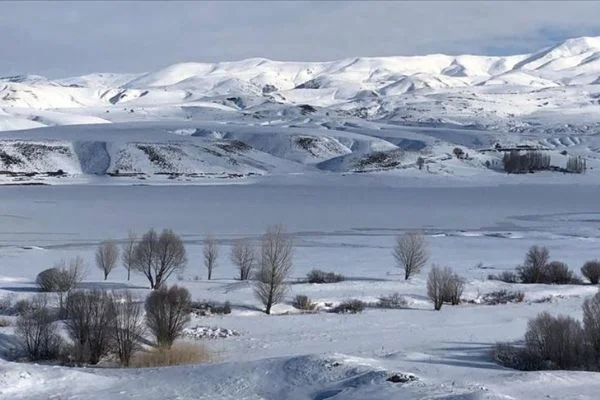 Kızılırmak'ın bazı bölümlerinin yüzeyi buz tuttu