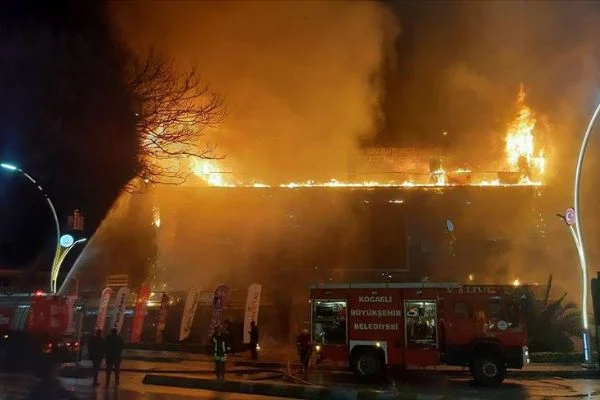 Kocaeli'de bir AVM'de yangın çıktı