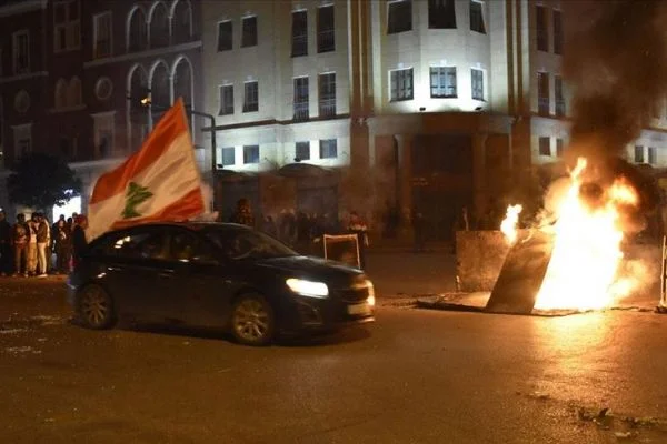 Lübnan'da göstericilerle güvenlik güçleri arasındaki arbedede 70 kişi yaralandı