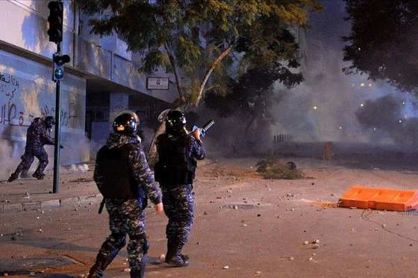 Lübnan'da göstericilerle güvenlik güçleri arasındaki gerginlikte 35 kişi yaralandı