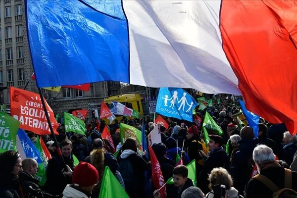 Macron'un görüşme yaptığı sarayın çevresinde protesto