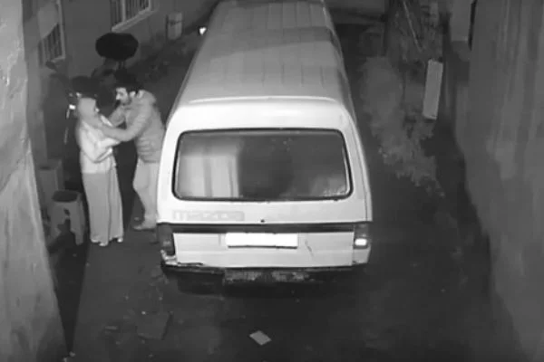 Markete giden kadına evinin önünde saldırdı! Sapık dehşeti kamerada