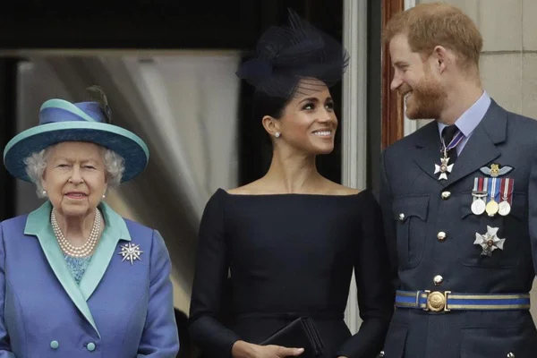 Meghan Markle'ın babası: Kraliçeye zarar verdiler, onlar için utanıyorum