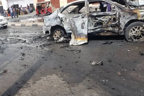 Mogadişu'da devlet binası yakınında şiddetli patlama