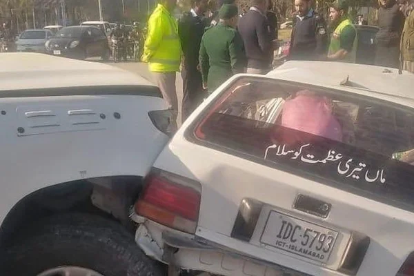 Pakistan'da ABD konsolosluk aracı kaza yaptı: Ölü ve yaralılar var