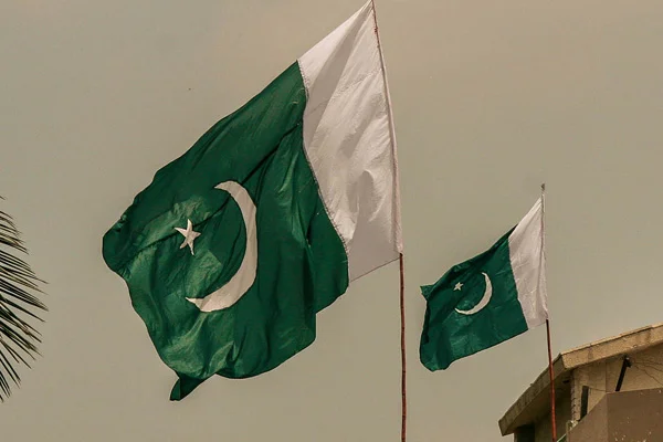 Pakistan'da panik! 80 kişi kör oldu