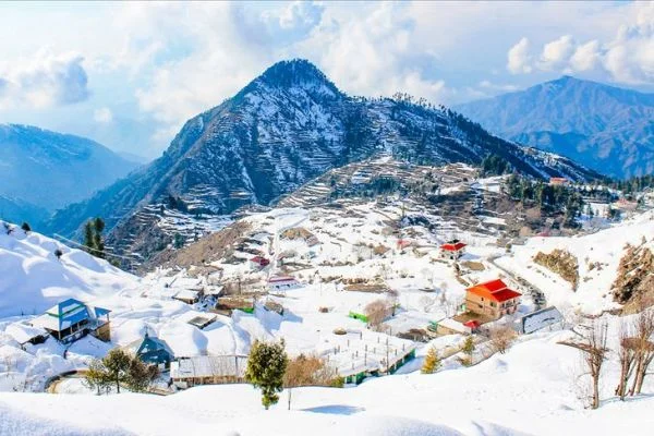 Pakistan'da rekor kar yağışı 14 can aldı
