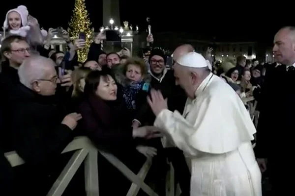 Papa, elini çeken kadına vurduğu için özür diledi