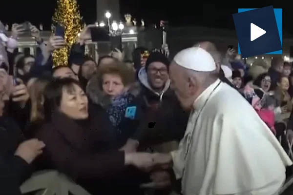 Papa Francis elini sertçe çeken kadına tepki gösterdi