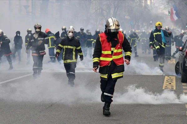 Paris'te itfaiyeciler çalışma koşullarını protesto etti