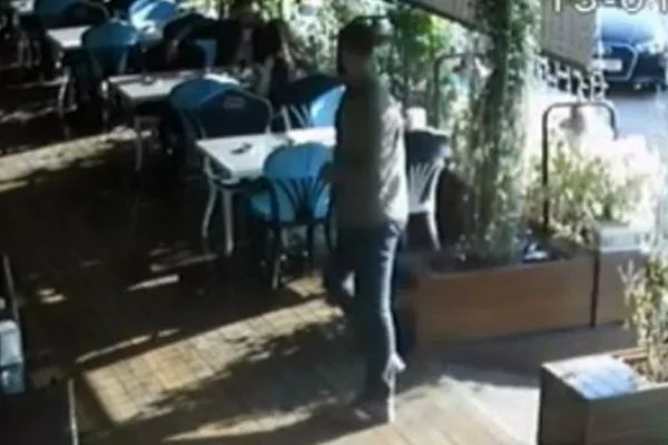 Pastanede silahlı saldırı anı kamerada