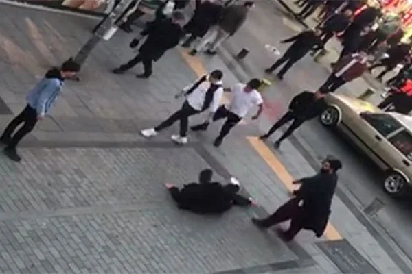Pendik'te tekmeli yumruklu kavga kamerada
