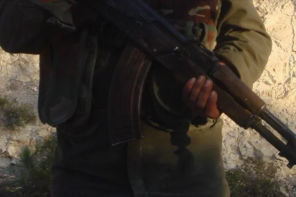 PKK'da sorumlu düzeydeki terörist silahı ve telsizi ile teslim oldu