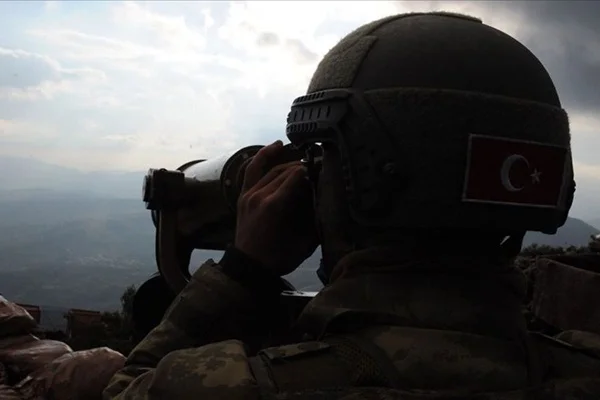 PKK/YPG'li 2 terörist teslim oldu