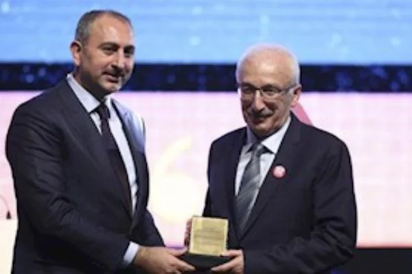 Prof. Aydın, 'Necip Fazıl Fikir Araştırma Ödülü'nü kazandı