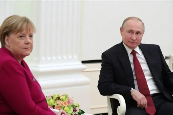 Putin ve Merkel Libya krizini görüştü