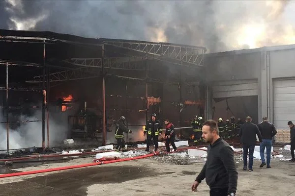 Samsun'da plastik fabrikasında yangın