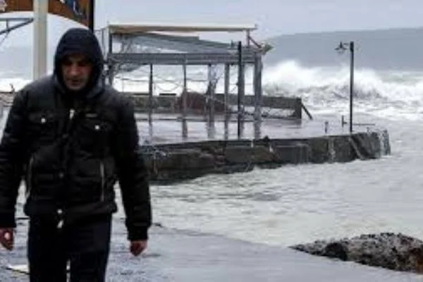 Şiddetli yağış ve fırtına deniz ulaşımını olumsuz etkiliyor
