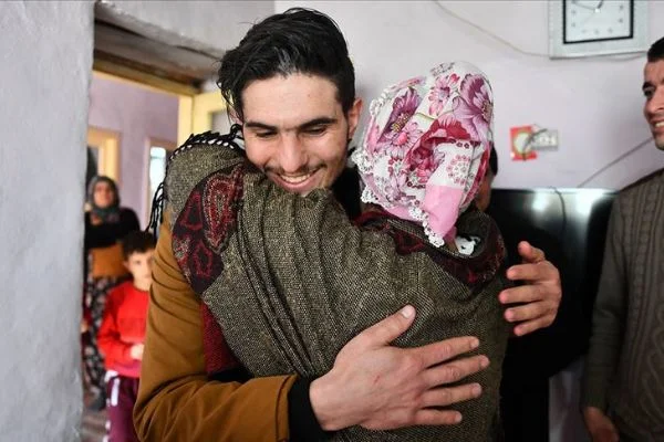 Suriyeli Mahmud elleri ile kazıyarak enkazdan kurtardığı depremzede ile buluştu