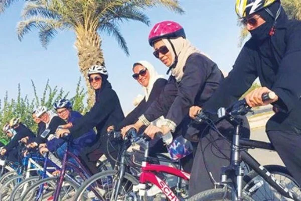 Suudi Arabistan'da bin kadın bisiklet kullandı