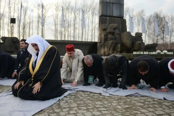 Suudi din adamı, Nazi kampı ziyaretinde Holokost mağduru Yahudiler için dua etti