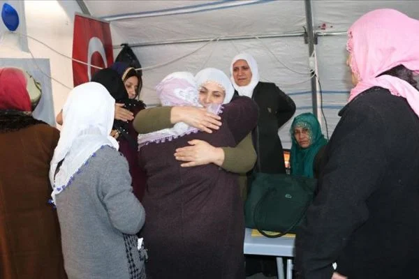 Torununa kavuşmanın sevincini oturma eylemi yapan annelerle paylaştı