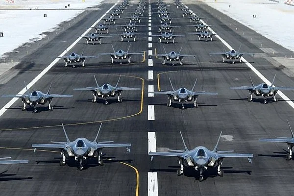 Trump '52 hedef vurulabilir' demişti! 52 tane F-35 aynı anda havalandı